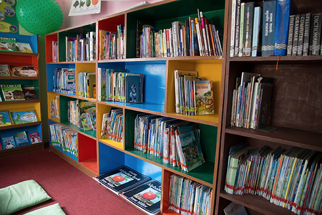 古本募金による支援先の小学校の図書館