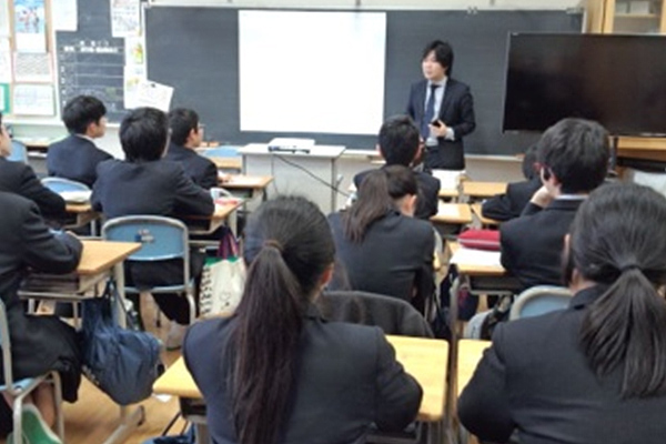 弊社社員が教室で、中学生に対して授業を行う様子