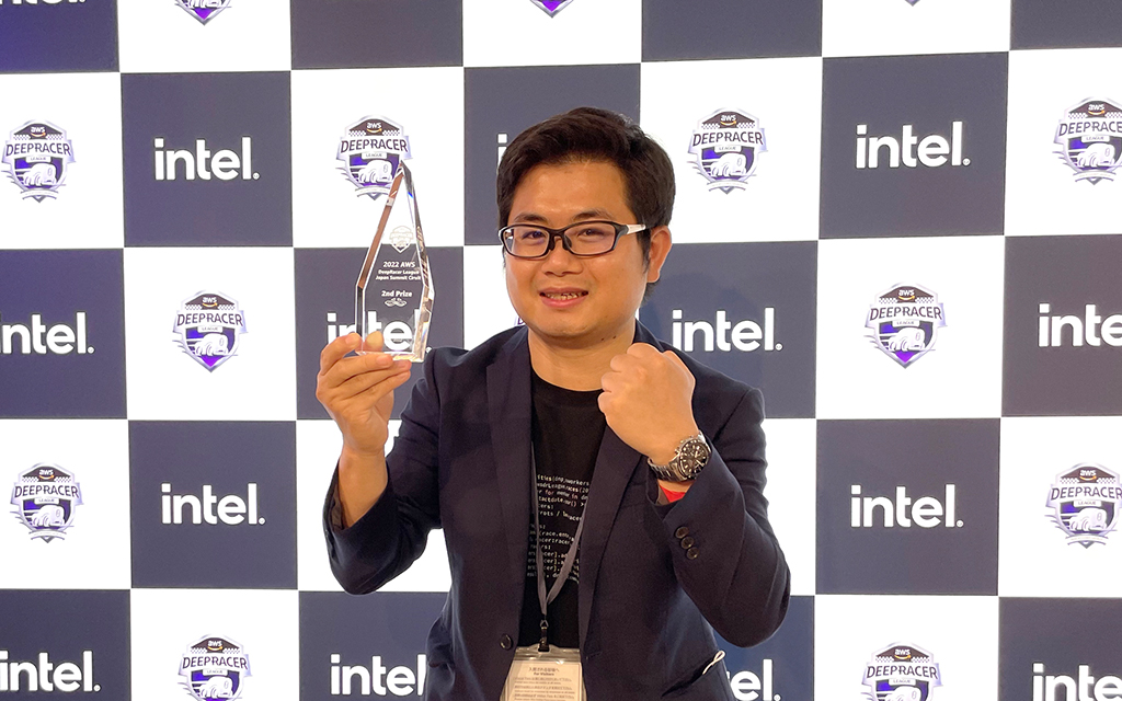 「AWS DeepRacer リーグ」日本大会で2位となり、トロフィーを手にガッツポーズをするグエン ディン ホアン