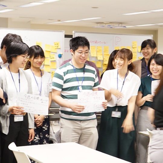 研修中の様子です。グループに分かれて話し合いをしています。