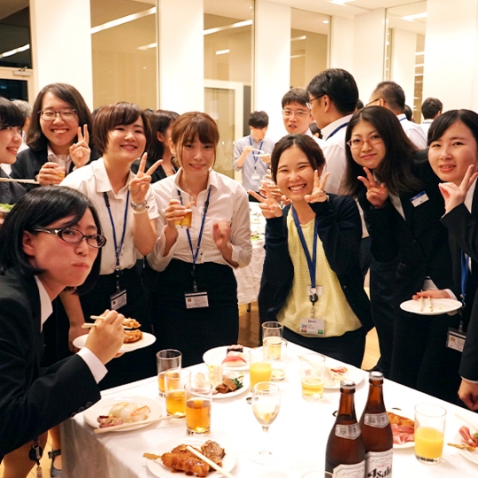 懇親会の様子です。みんなほっとしたのか、この笑顔。