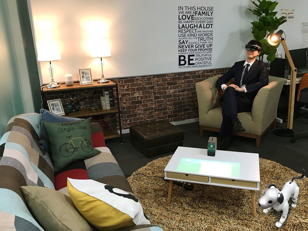 VRゴーグルを装着しソファに座る男性の様子