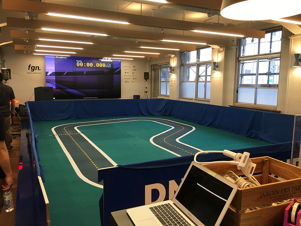 fgn.のイベントスペースにAWS DeepRacerのコースを設置した様子
