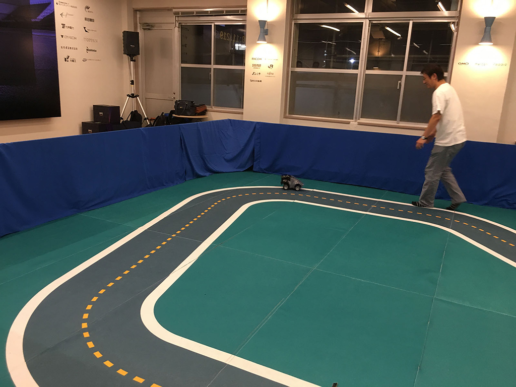AWS DeepRacerの実機カーを実際のコースで走行させている様子