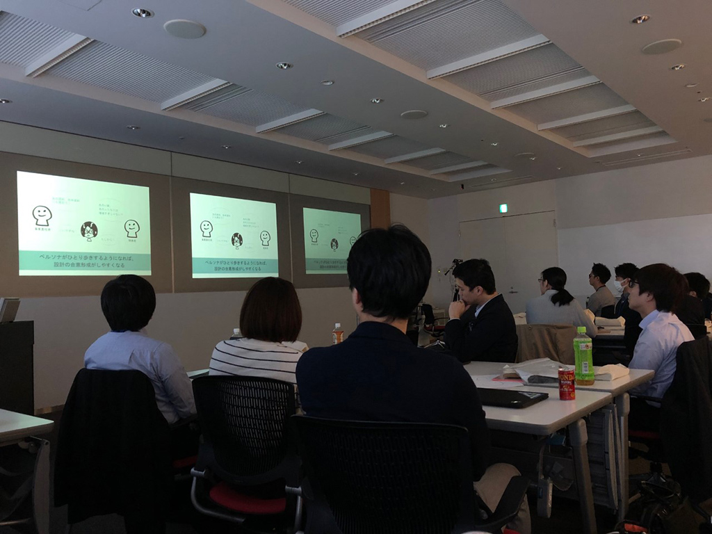 UI/UXの講義のスライドと講義の受講生の様子