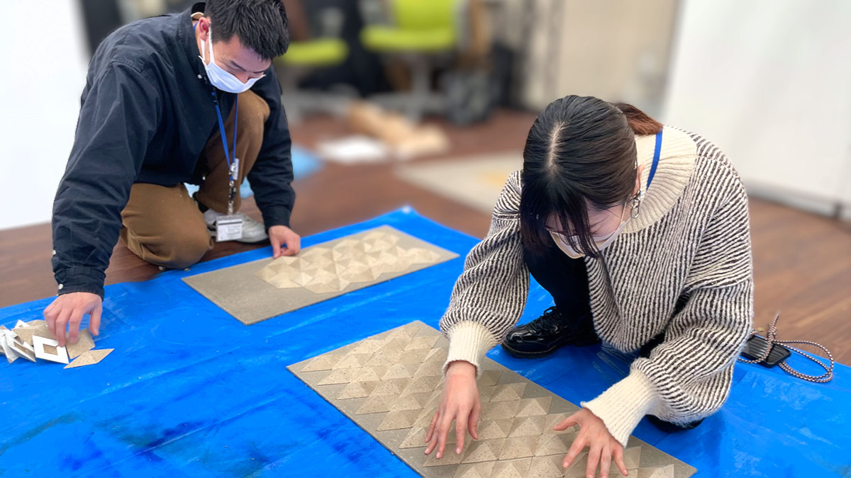2名の社員が再生紙を使ってプロダクトの制作を行う様子