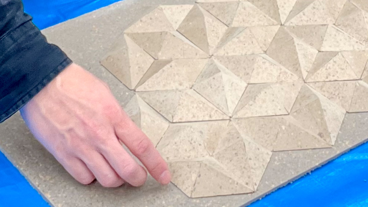 再生紙を使ったダイヤ型のタイルアート