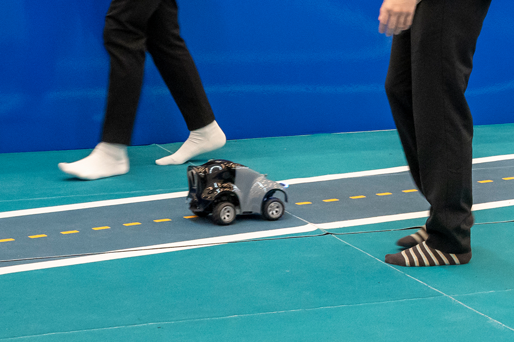 実機カーをコースの上で走行させている様子