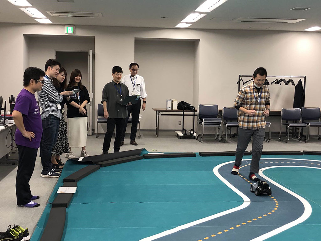 実機を使って、自作したモデルをコースで走行させている様子