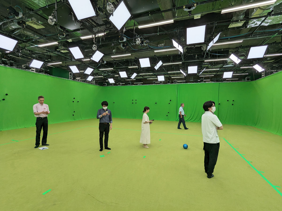 4名の社員がボリュメトリックビデオのデモを体験する様子